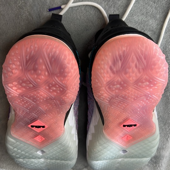 🎯NWOT Nike LeBron 18 'Graffiti' 4.5Y \ 23.5CM \ EU36.5 - Picture 10 of 13